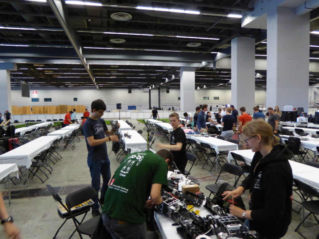 18CAN04 - Aufbau Teamtisch.JPG 18CAN04 - Aufbau Teamtisch.JPG